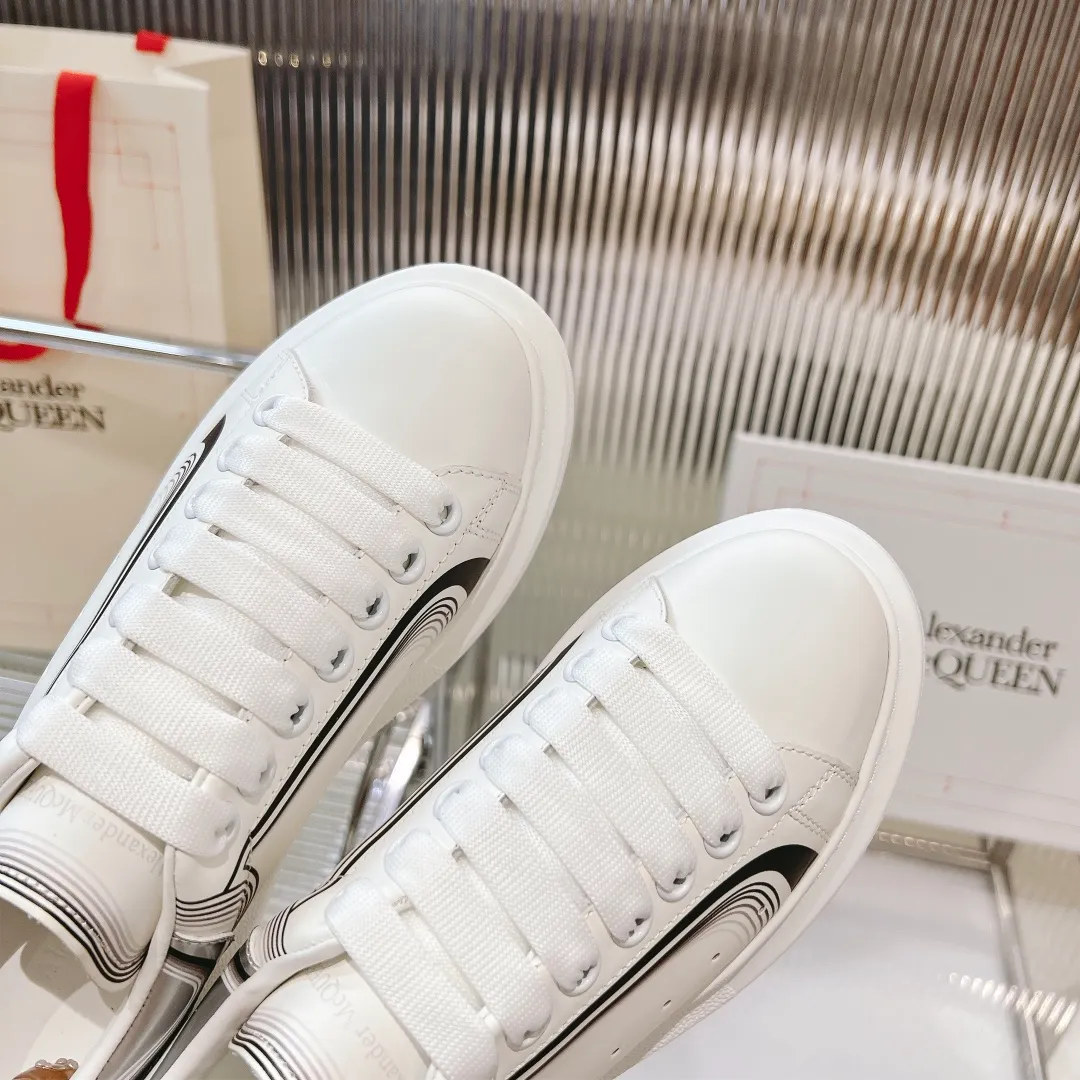👟👟Ex-factory price 440👟👟 Men's size +10 (high version + 60 men's size plus 10) The latest addition to the counter is the top high-end version of Alexander McQueen·Alexander McQueen 2023 new wide sports shoes, white shoes and casual shoes👟New colors! The rear tail is really unique and pretty, I love it at first sight! 😍Top version! 👍🏻I won’t introduce too much about the style of this shoe. It will never go out of style year after year in spring, summer, autumn and winter. It is a super versatile style and has always been in hot demand. 🔸Upper: original custom-made latest silk cowhide 🔸Inner lining: cowhide foot pads + top-grade highly breathable mesh ����Outsole: the latest original open mold one-to-one precision mold PU vacuum outsole 🔸Female model 34-41 (customized at 34.40.41) 🔸Men's model 38-45 (customized at 38 45)